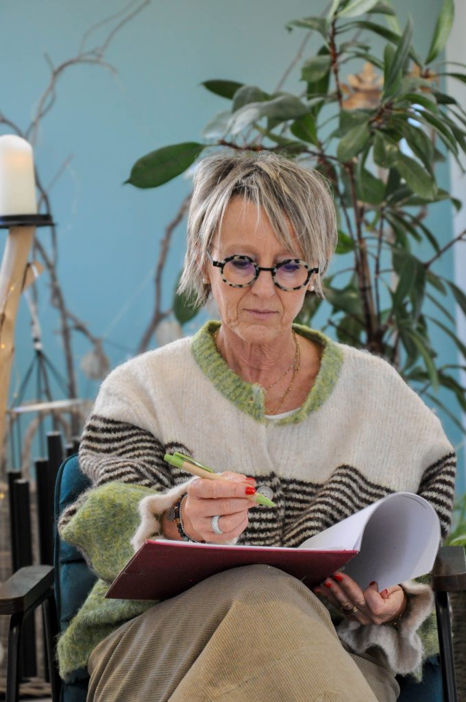 Natacha Lamotte prenant des notes sur la sophrologie
